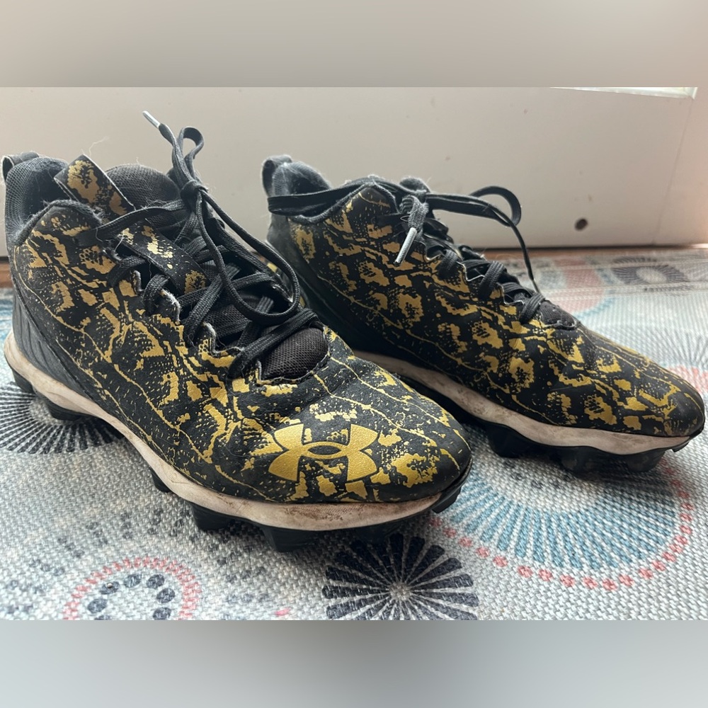 Under Armour Spotlight Black & Gold Football Cleat Shoes Youth 6